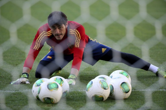 Casillas-entreno-Maracana-2013-efe.jpg