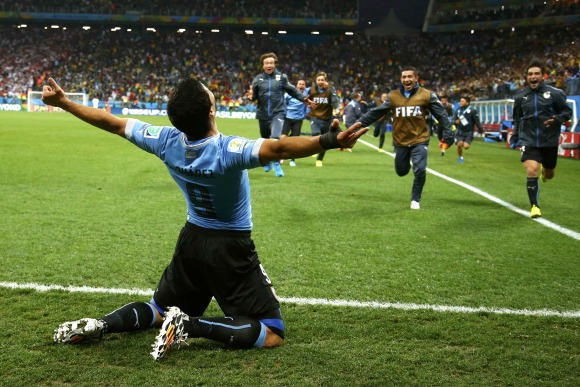 Suarez-celebra-rodillas-2014-uruguay-reuters.jpg