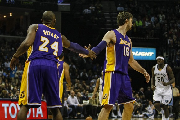 Bryant-choca-Gasol-2013-efe.jpg