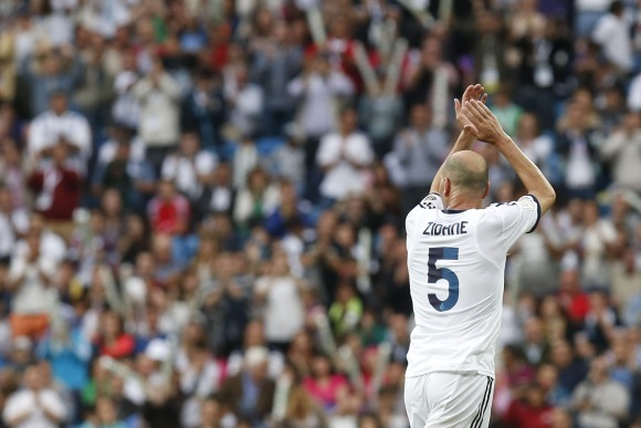 Zidane-saluda-Bernabeu-2013-efe.jpg