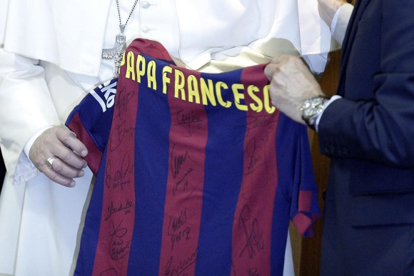 Barcelona-camiseta-papa-francesc-2015-efe.jpg