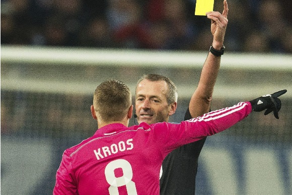 kroos-tarjeta-arbitro-schalke-efe.jpg