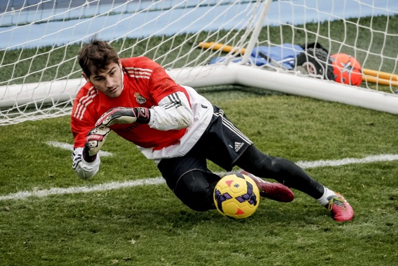 Casillas-entreno-balon-amarillo-2014-efe.jpg