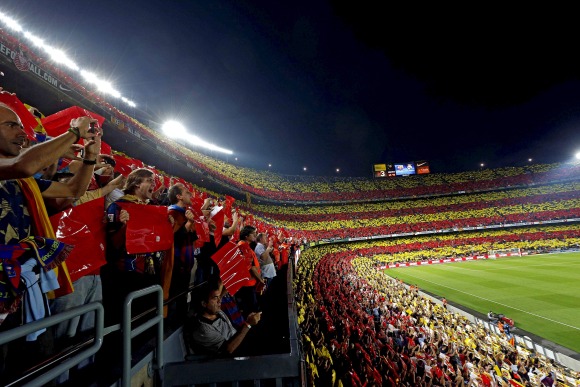 Camp-Nou-2013-clasico-cartulinas-efe.jpg
