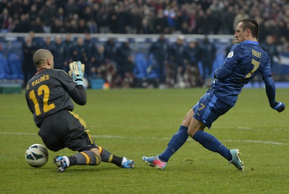 Valdes-paradon-ribery-2013-efe.jpg