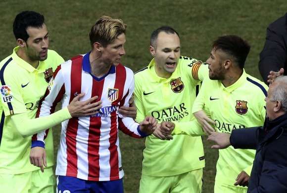 Torres-Busquets-Iniesta-Neymar-pelea-2015-EFE.jpg