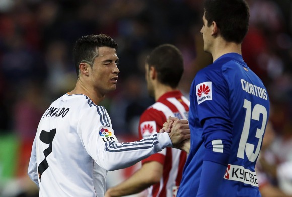 Courtois-saluda-CR7-2015-reuters.jpg