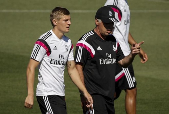 kroos-ancelotti-entreno-efe.jpg