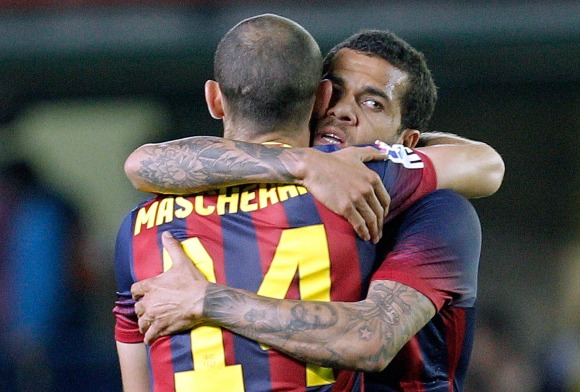 Alves-Mascherano-2014-efe.jpg