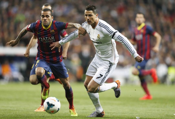 CR7-Alves-2014-pugna-clasico.jpg