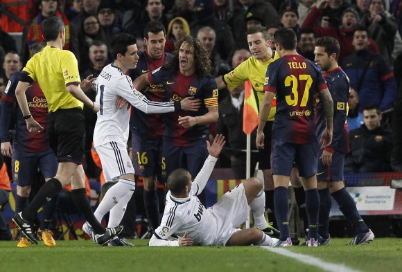 Puyol-Pepe-bronca-CampNou-2013-efe.jpg