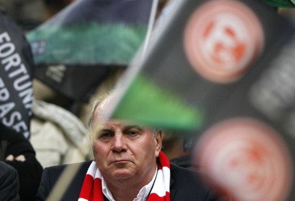 Hoeness-banderas-bayern-2013-reuters.jpg