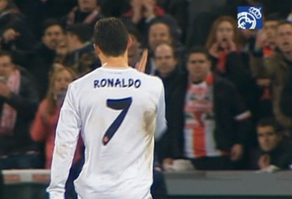 CR7-toca-cara-angulo-rmtv-bilbao-2014.jpg