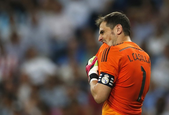 Casillas-muerde-camiseta-2014-reuters.jpg