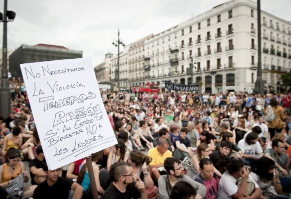 indignados-sol-sentados.jpg