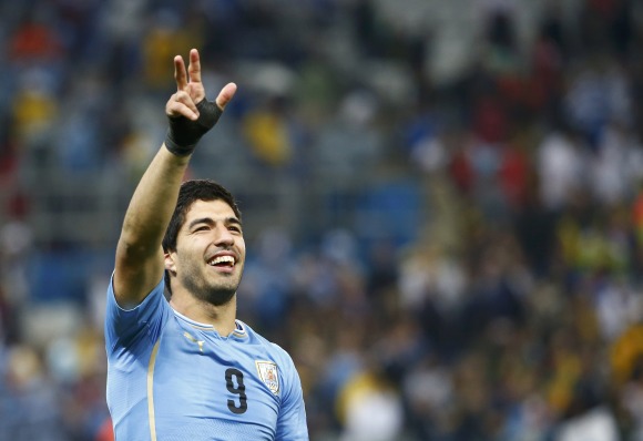 Luis-Suarez-celebra-tres-dedos-2014-uruguay-reuters.jpg