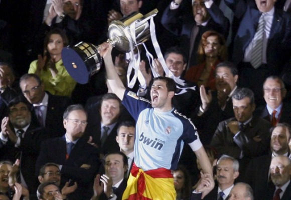 Casillas-levanta-copa-2011-efe.jpg