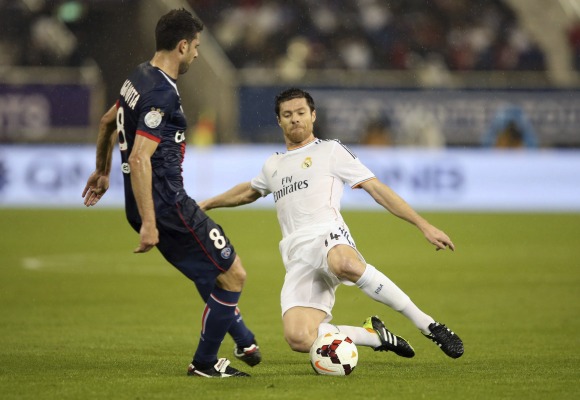 Xabi-Alonso-entrada-PSG-2014-efe.jpg