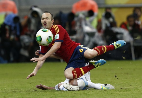 Iniesta-patada-maxi-uruguay-2013-reuters.jpg