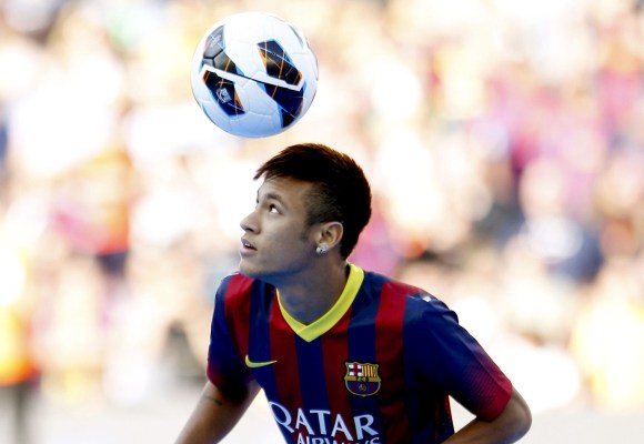Neymar-juguetea-balon-2013-efe.jpg