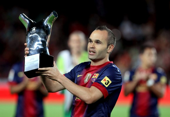 Iniesta-trofeo-UEFA-2012-efe.jpg
