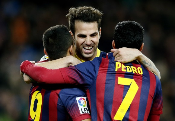 Cesc-abraza-Alexis-Pedro-2014-reuters.jpg