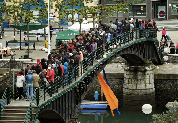Ondarroa-puente-bloqueado-2013-efe.jpg