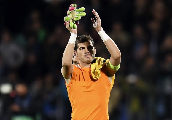 Casillas-aplaude-Bulgaria-2014-EFE.jpg