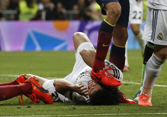 Busquets-pisa-cabeza-pepe-2014-reuters.jpg