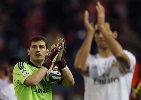Casillas-arbeloa-aplauso-calderon-2014-reuters.jpg