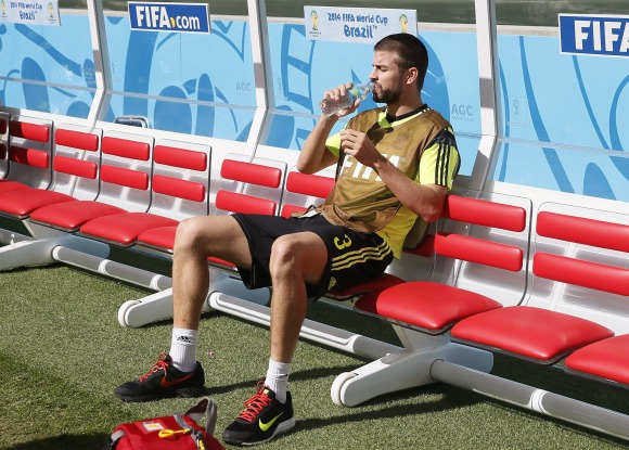 Pique-Banquillo-Espana-australia-2014-efe.jpg