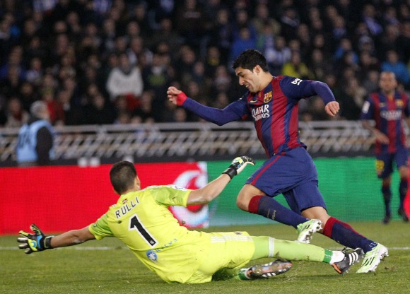 Rulli-Luis-Suarez-2015-efe.jpg