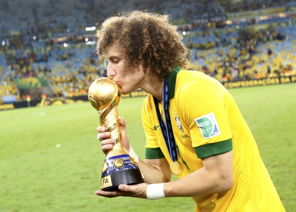 DavidLuiz-besa-confederaciones-2013-reuters.jpg