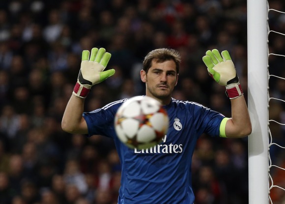 Casillas-brazos-2014-Champions-balon-reuters.jpg