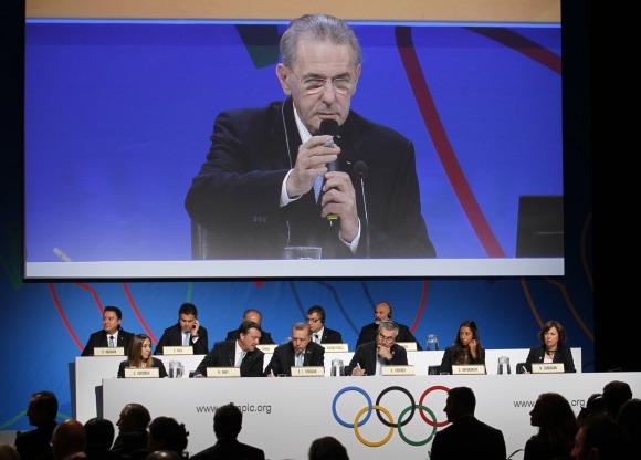Rogge-micro-mano-2013-reuters.jpg