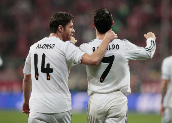 Xabi-Alonso-CR7-celebran-Bayern-Getty-2014.jpg