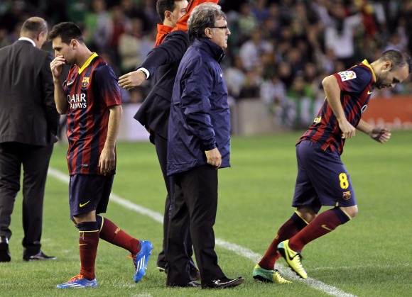 Messi-cambio-iniesta-2013-betis-efe.jpg