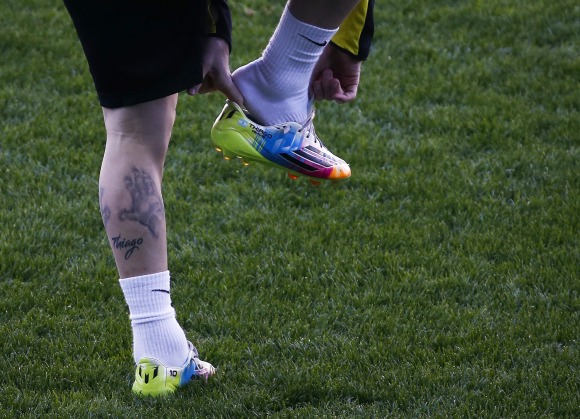 Messi-cesped-tatuaje-calderon-2014-efe.jpg