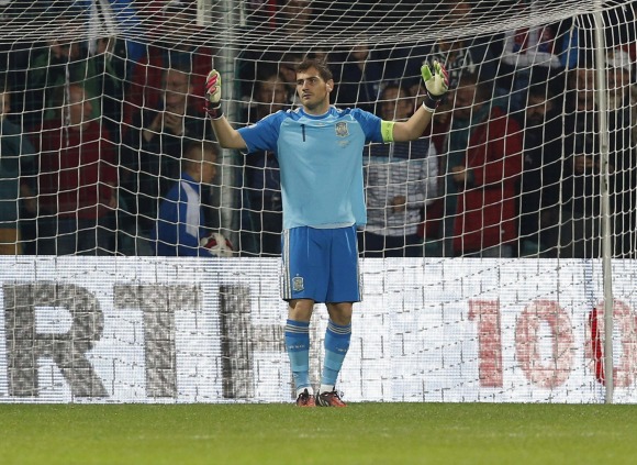 Casillas-brazos-Eslovaquia-2014-efe.jpg