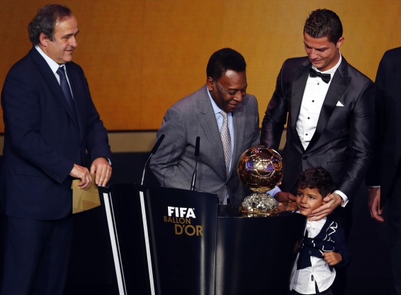 Platini-CR7-Balondeoro-2013-reuters.jpg