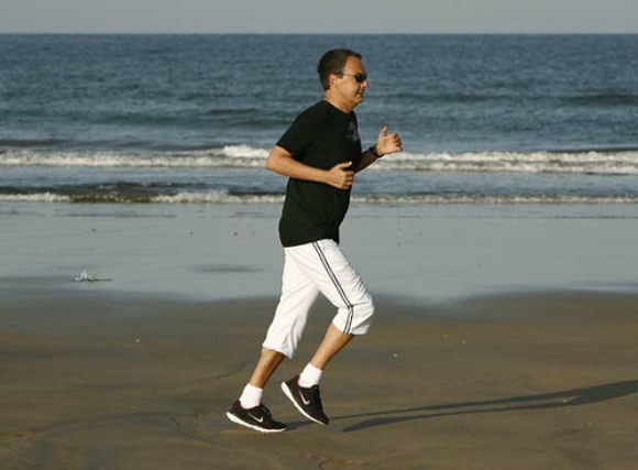 zapatero-corre-playa.jpg