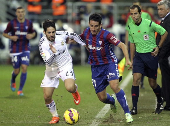 Isco-presiona-Eibar-2014-EFE.jpg