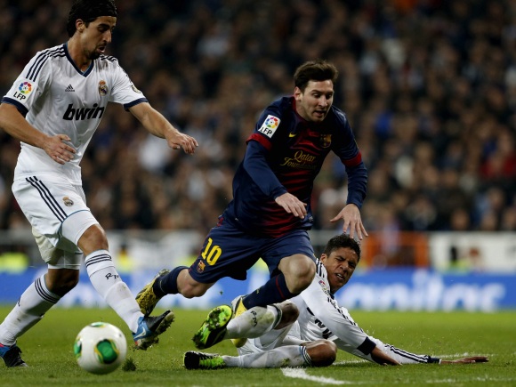 Varane-frena-Messi-2013-EFE-largo.jpg