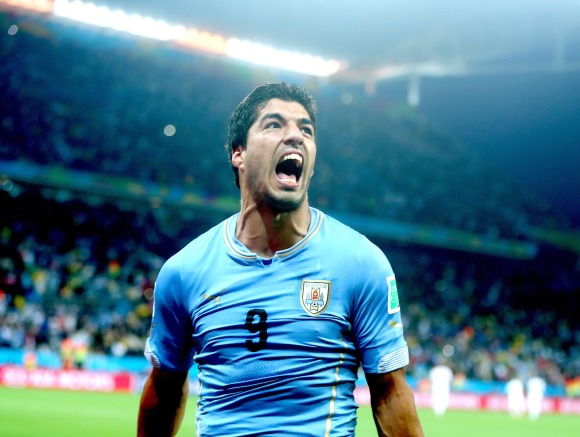 Luis-Suarez-celebra-Uruguay-2014-EFE.jpg