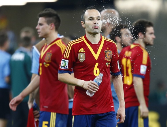 Iniesta-agua-espana-2013-reuters.jpg