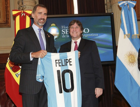 Principe-Felipe-camiseta-Argentina-2013-efe.jpg