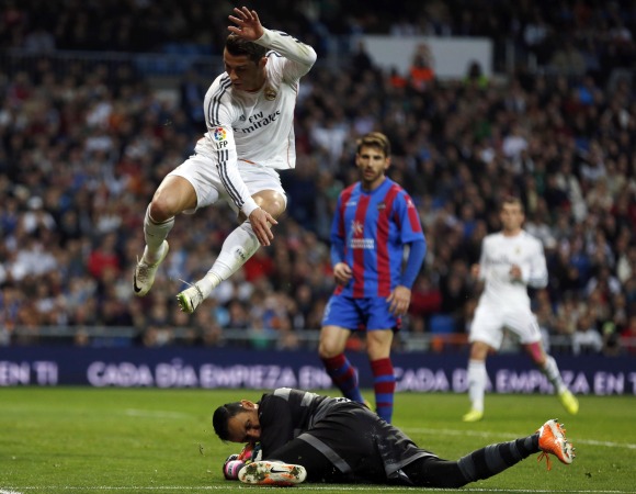 Navas-atrapa-Levante-2014-reuters.jpg