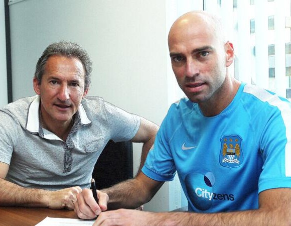 Caballero-firma-contrato-City-2014.jpg