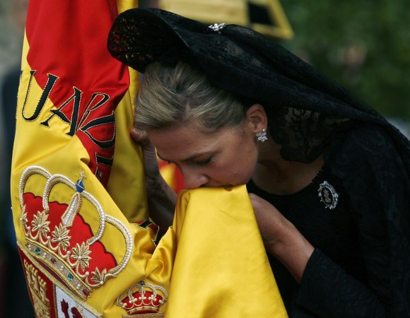 Infanta-besa-bandera-2013-efe.jpg