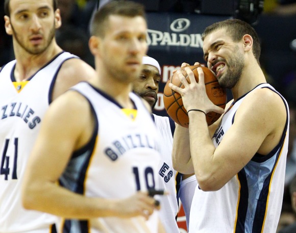 Marc-Gasol-2015-abraza-pelota-efe.jpg